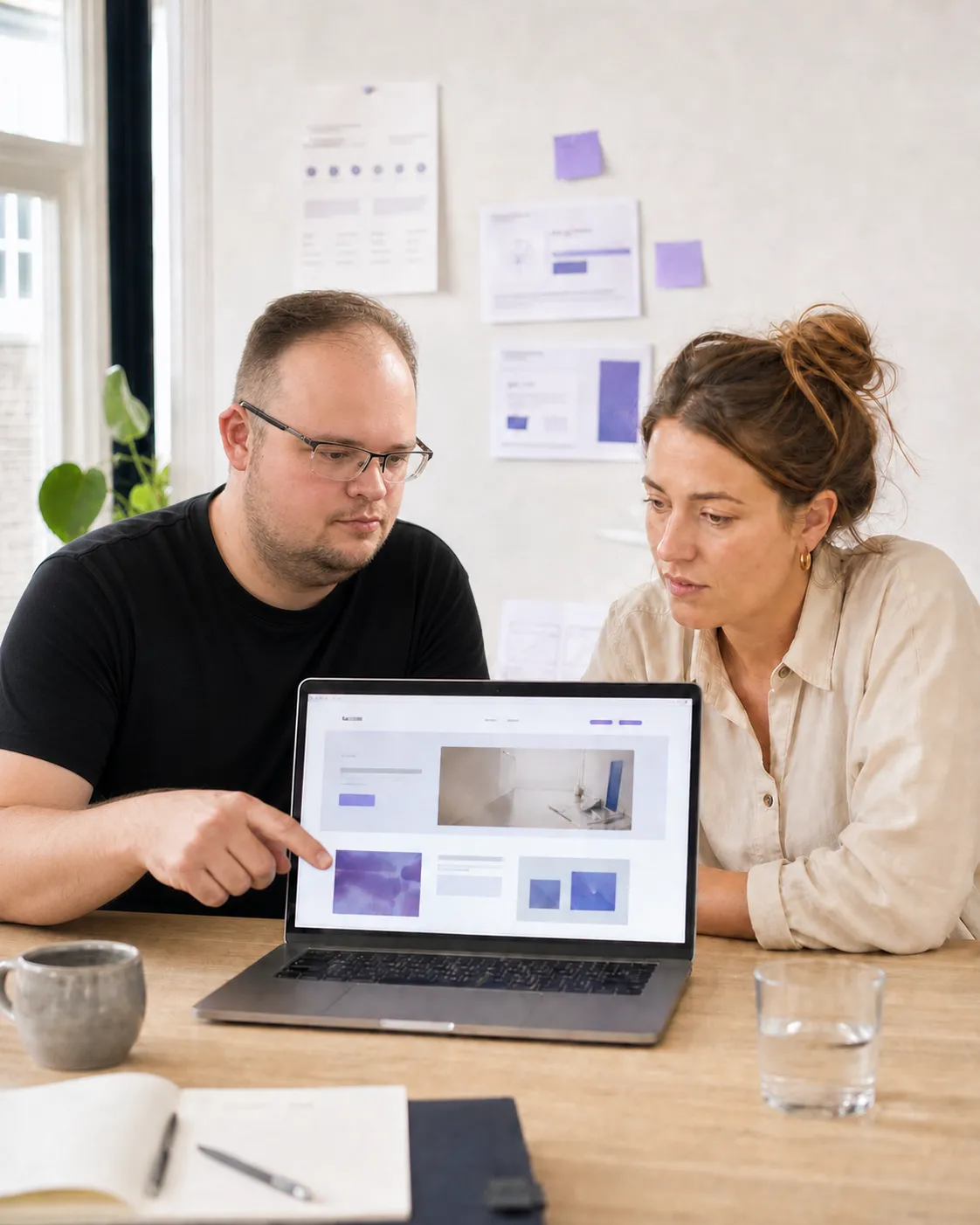 Daniel Orosz bespreekt een website met een klant